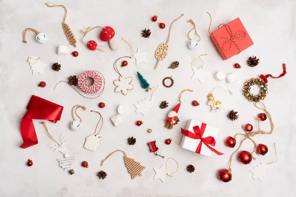 圣诞或新年假期布置与圣诞道具 包装礼品盒 姜饼饼干 节日老式装饰玩具 球在白色背景 — 图库照片