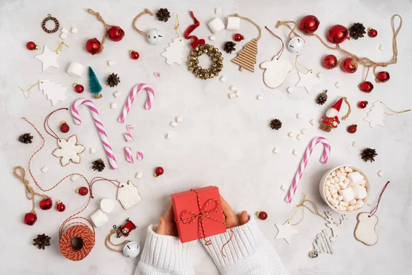 Mani Delle Donne Che Tengono Incartato Confezione Regalo Natale Capodanno — Foto Stock