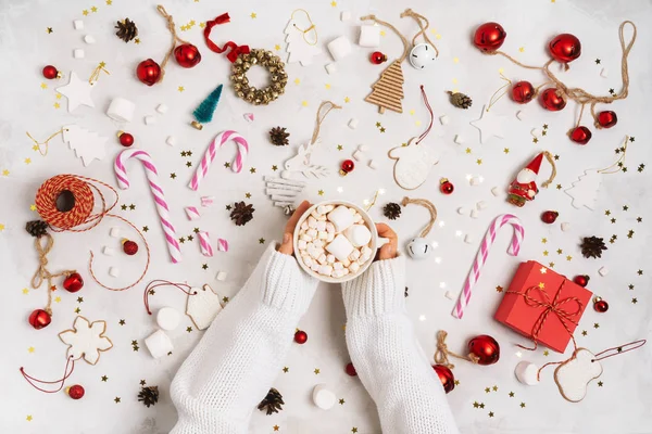 在圣诞节或新年的圣诞树玩具 姜饼饼干 白色背景的老式装饰品中 女性的手捧着一杯热巧克力装饰棉花糖 — 图库照片