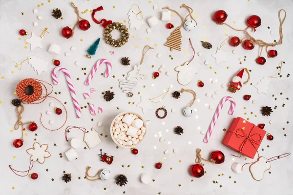 圣诞或新年假期的布置有顶级的圣诞道具 包装的礼品盒 姜饼饼干 节日老式装饰玩具 白色背景的球 — 图库照片