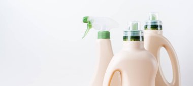 Beyaz arka planda temizleme deterjanı paketleme için kullanılan boş etiket şişeleri. Temizlik araçları, temizlik ve temizlik düzeni.