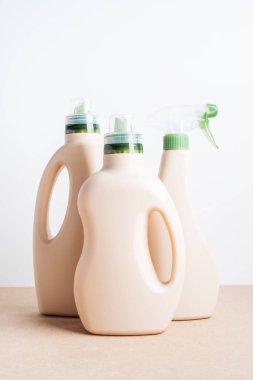 Beyaz arka planda temizleme deterjanı paketleme için kullanılan boş etiket şişeleri. Temizlik araçları, temizlik ve temizlik düzeni.