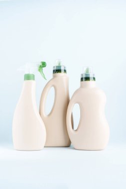 Mavi beyaz arka planda temizleme deterjanı paketleme için boş etiket şişeleri. Temizlik araçları, temizlik ve temizlik düzeni.