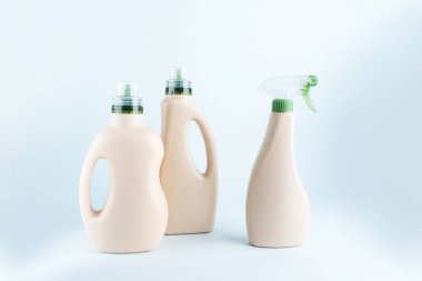 Mavi beyaz arka planda temizleme deterjanı paketleme için boş etiket şişeleri. Temizlik araçları, temizlik ve temizlik düzeni.