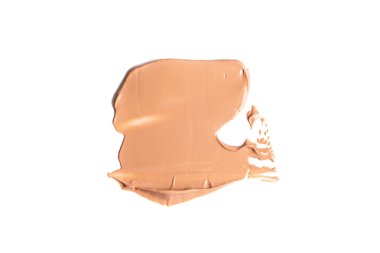 Beyaz arkaplanda izole edilmiş kremsi vakfın bej rengi makyaj lekesi.. 