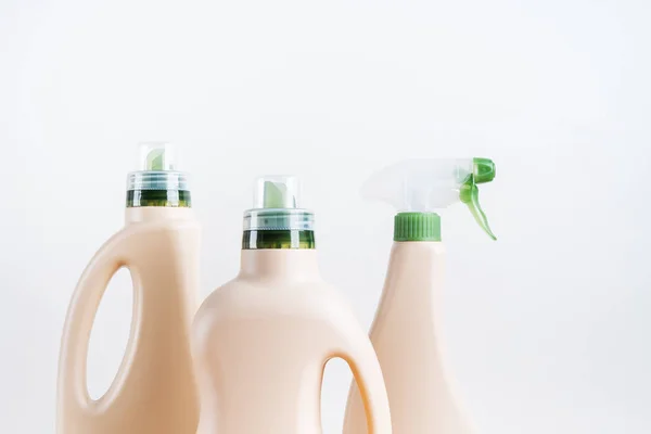 Set Blanco Etikettenflesjes Voor Modelverpakking Van Reinigingsmiddel Witte Achtergrond Schoonmaakmiddelen — Stockfoto