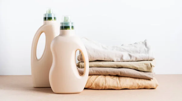 Pila Ropa Limpia Plegada Cosas Con Eco Design Mockup Botellas — Foto de Stock