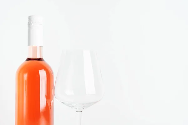 瓶装玫瑰酒 标签布置用白底酒杯 — 图库照片