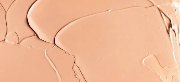 白色底色隔膜乳脂粉底涂布的细腻米色质感 — 图库照片