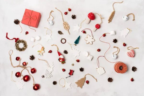 圣诞或新年假期布置与圣诞道具 包装礼品盒 姜饼饼干 节日老式装饰玩具 球在白色背景 — 图库照片