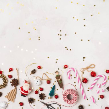 Mutlu Noeller ve mutlu bayramlar tebrik kartı, çerçeve, pankart, desen. Yeni Yıl Yaratıcı Tasarımı. Noel oyuncakları beyaz arka planda fotokopi alanı olan ağaç oyuncaklarını destekliyor. 