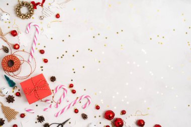 Mutlu Noeller ve mutlu bayramlar tebrik kartı, çerçeve, pankart, desen. Yeni Yıl Yaratıcı Tasarımı. Noel oyuncakları beyaz arka planda fotokopi alanı olan ağaç oyuncaklarını destekliyor. 