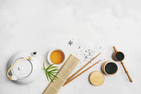 Ázsiai Étel Koncepció Teakészlettel Evőpálcikákkal Bambusz Szőnyeggel Fehér Alapon Saját — Stock Fotó