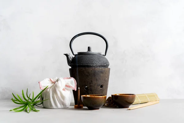 Egyszerű Csendes Élet Teáskészlet Jelen Ajándék Szétszórt Tea Bambusz Matrac — Stock Fotó