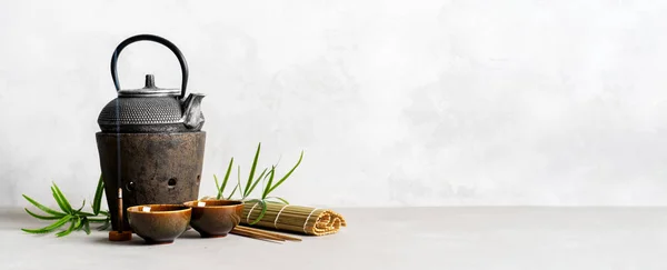 Çay seti, dağınık çay, bambu ezmesi, çubuk ve tütsü ile sade bir hayat. Metin için alanı olan Asya arkaplanı.