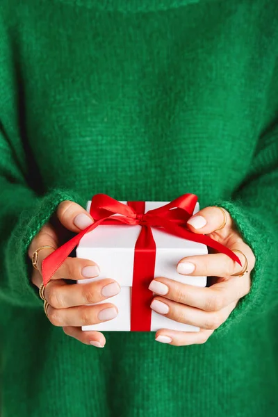Gyapjúzöld Pulóverben Kezében Egy Ajándék Piros Ajándékdobozzal Masnival Karácsonyi Ünnepi — Stock Fotó