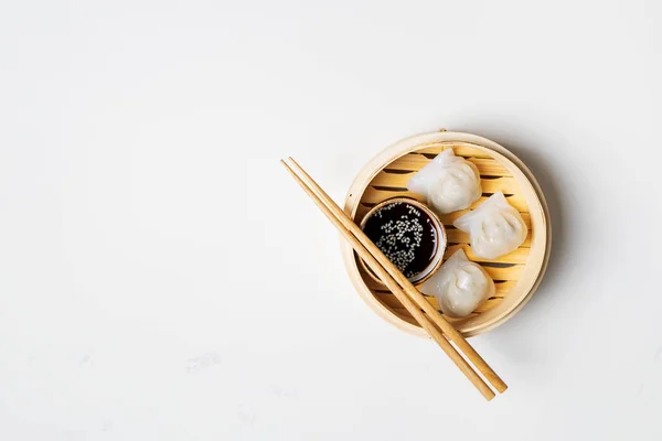 Tradiční Čínské Pařené Knedlíky Dim Sums Bambusovém Parníku Omáčkami Hůlkami — Stock fotografie