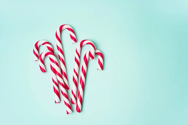 Noel Yeni Yıl Tatili Için Şeker Kamışları Marşmelovlarla Donatılmış Bir — Stok fotoğraf