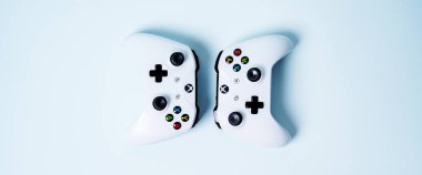 Moskova, Rusya - Juney 03 2019: Beyaz kablosuz oyun pedleri Xbox One S kontrol kolu mavi pastel arka planda fotokopi alanı ile. Yaratıcı Minimal Oyun Konsepti. Uzun, geniş afiş