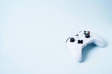 Moskova, Rusya - Juney 03 2019: Beyaz Kablosuz Oyun Alanı Xbox One S kontrol kolu mavi pastel arka planda fotokopi alanı ile. Yaratıcı Asgari Oyun konsepti.