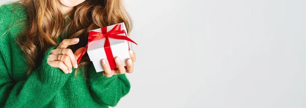 모직그린 스웨터를 상자를 크리스마스 레이아웃 새해를 흉내를 — 스톡 사진