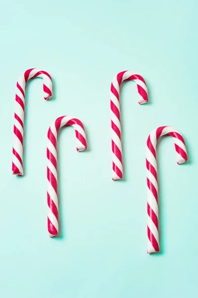 圣诞节或新年假期布置与糖果手杖和棉花糖与绿松石背景与复制空间 圣诞道具贺卡 — 图库照片