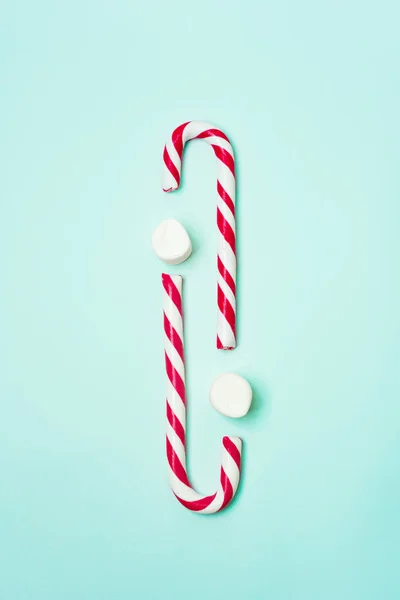 Noel Yeni Yıl Tatili Için Şeker Kamışları Marşmelovlarla Donatılmış Bir — Stok fotoğraf
