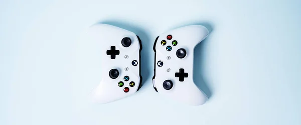 Moskova, Rusya - Juney 03 2019: Beyaz kablosuz oyun pedleri Xbox One S kontrol kolu mavi pastel arka planda fotokopi alanı ile. Yaratıcı Minimal Oyun Konsepti. Uzun, geniş afiş