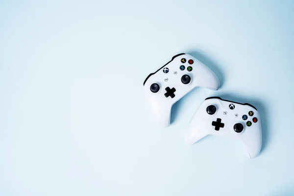 俄罗斯莫斯科 2019年6月3日 白色无线Gamepads Xbox One S控制器的操纵杆 背景为蓝色 带有复制空间 创意最小游戏概念 — 图库照片