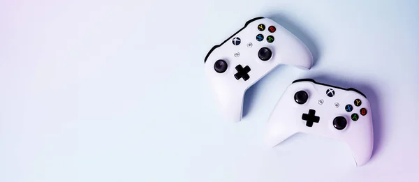 俄罗斯莫斯科 2019年6月3日 白色无线Gamepads Xbox One S控制器的操纵杆 背景为蓝色 带有复制空间 创意最小游戏概念 长宽横幅 — 图库照片