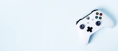 Moskova, Rusya - Juney 03 2019: Beyaz Kablosuz Oyun Alanı Xbox One S kontrol kolu mavi pastel arka planda fotokopi alanı ile. Yaratıcı Minimal Oyun Konsepti. Uzun, geniş afiş