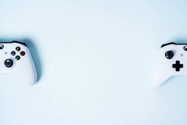 Moskova, Rusya - Juney 03 2019: Beyaz Kablosuz Oyun Alanı Xbox One S kontrol kolu mavi pastel arka planda fotokopi alanı ile. Yaratıcı Asgari Oyun konsepti.