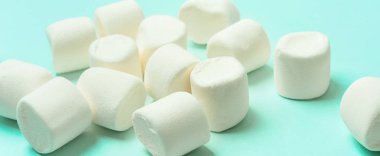 Turkuaz arka planda marşmelov kaybı. geniş pankart 