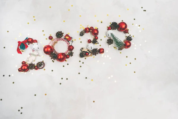 2020 numara yılbaşı kutlaması, şenlik geçmişi, konfeti yıldızları ve süslemeler için klasik ağaç oyuncaklarından yapıldı. Noel düzeni.