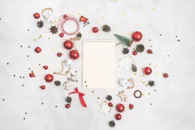 Hedefler için fotokopi alanı olan bir defter. Noel 'e ya da yeni yıla hazırlanıyorum. Arka planda klasik ağaç oyuncakları olan bir düzen. Üst görünüm. 