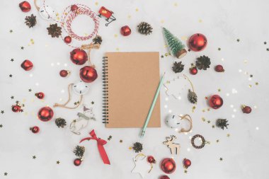 Hedefler için fotokopi alanı olan bir defter. Noel 'e ya da yeni yıla hazırlanıyorum. Arka planda klasik ağaç oyuncakları olan bir düzen. Üst görünüm. 