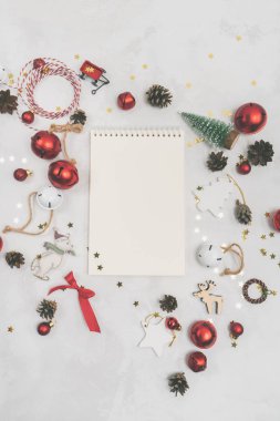 Hedefler için fotokopi alanı olan bir defter. Noel 'e ya da yeni yıla hazırlanıyorum. Arka planda klasik ağaç oyuncakları olan bir düzen. Üst görünüm. 