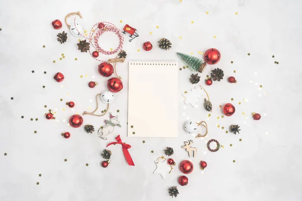 Hedefler için fotokopi alanı olan bir defter. Noel 'e ya da yeni yıla hazırlanıyorum. Arka planda klasik ağaç oyuncakları olan bir düzen. Üst görünüm. 