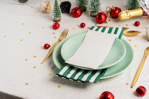 Table Noël Décorations Vacances Avec Jouets Arbres Vintage Confettis Brillants — Photo