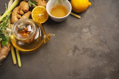 Taze malzemeler zencefil, limon otu, adaçayı, bal ve limon. Sağlıklı antioksidan ve zencefil önleyici çay için koyu arka planda fotokopi alanı ile birlikte. Üst görünüm.
