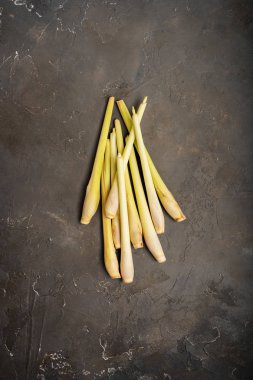 Fotokopi alanı olan koyu arkaplanda taze limon otu otu. Üst görünüm.