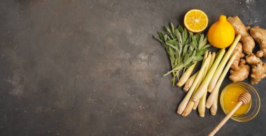 Taze malzemeler zencefil, limon otu, adaçayı, bal ve limon. Sağlıklı antioksidan ve zencefil önleyici çay için koyu arka planda fotokopi alanı ile birlikte. Üst görünüm.