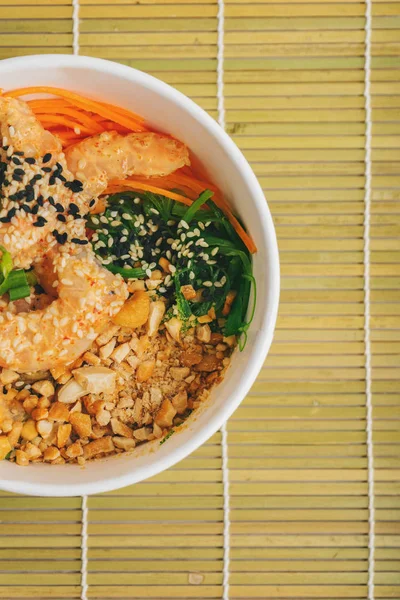 Asijské Jídlo Pikantní Krevety Poke Bowl Rýží Řasami Sezamovými Semínky — Stock fotografie