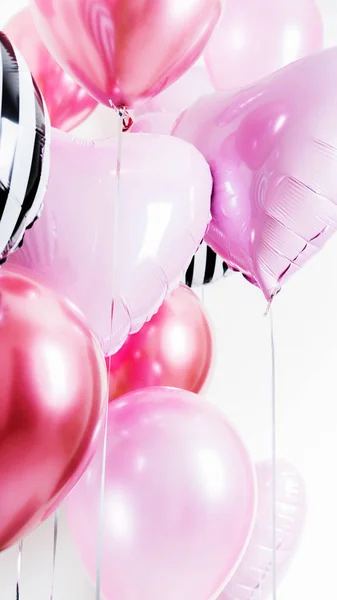 Kalp Şeklinde Balonlar Yuvarlak Pembe Işık Arkaplan Üzerinde Fotokopi Alanı — Stok fotoğraf