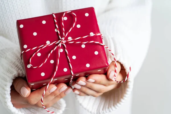 Female Woolen White Sweater Holding Gift Box Bow Christmas Festive — ストック写真