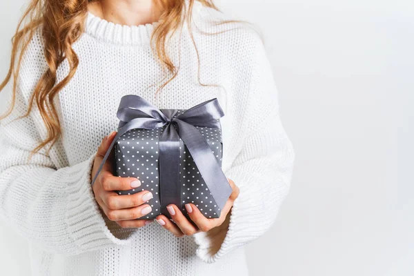 Female Woolen White Sweater Holding Gift Box Bow Christmas Festive — ストック写真