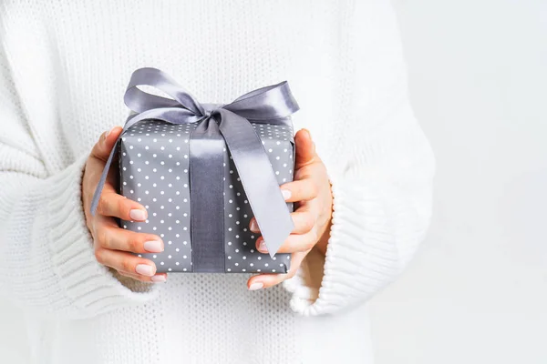 Vrouw Wollen Witte Trui Met Een Geschenkdoos Met Strikje Kerst — Stockfoto