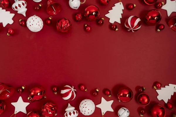 红色圣诞树玩具装饰在红色背景与复制空间 新年贺卡的布局 简约的风格 平躺着 — 图库照片