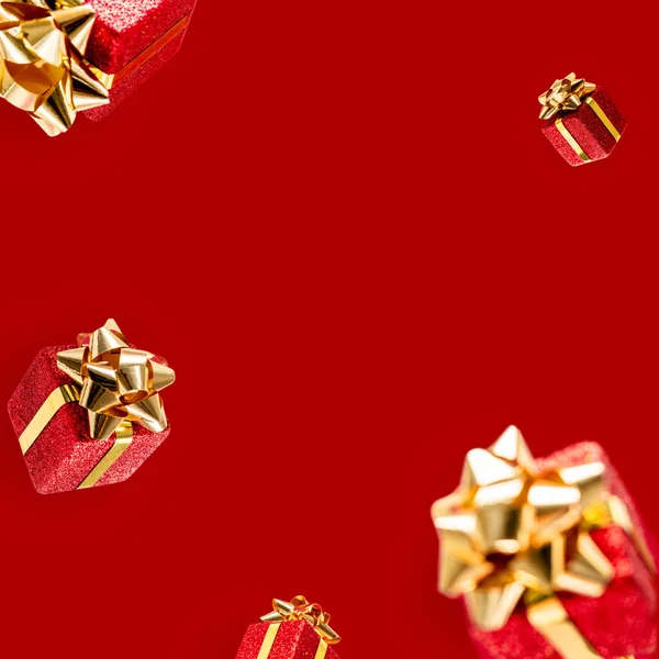Подарки Летают Воздухе Красном Фоне Продажа Концепция Левитации Рождественская Планировка — стоковое фото