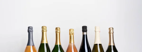 Sammlung Verschiedener Champagnerflaschen Auf Weiß Rosa Weiße Und Grüne Flaschen — Stockfoto
